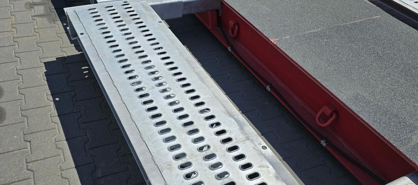 Nízkopodlažní návěs Digicross Tiefbett s výsuvnou čelní nakládací plošinou